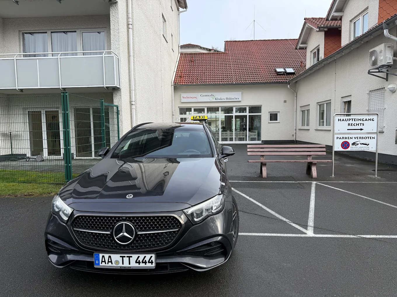 Mercedes-Benz E-Klasse – MEDIC TAXI Aalen vor Klinik Kipfenberg
